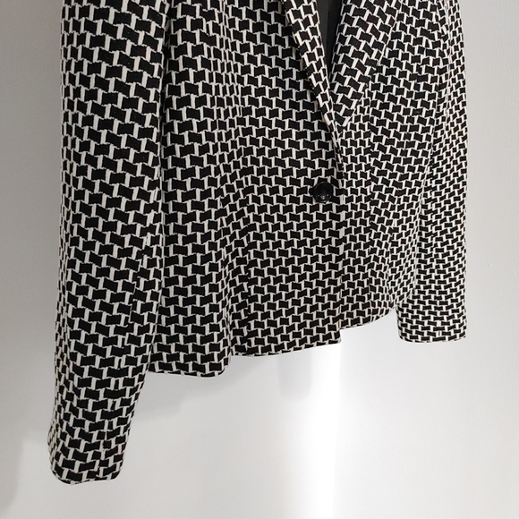 Laura Petites | Black & White geometric suit coat / blazer - Picture 3 of 11